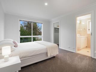 61 Myack Street - Modern 4BR Home in Berridale l WiFi l Aircon - Berridale - 3