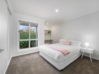 61 Myack Street - Modern 4BR Home in Berridale l WiFi l Aircon - Berridale - 2
