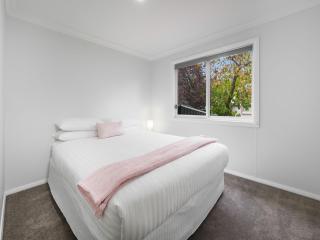 61 Myack Street - Modern 4BR Home in Berridale l WiFi l Aircon - Berridale - 1