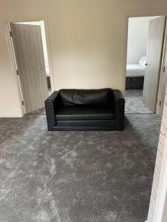 Comfortable 2 bedroom Apartment 7 Minute Walk to Train Station - 2