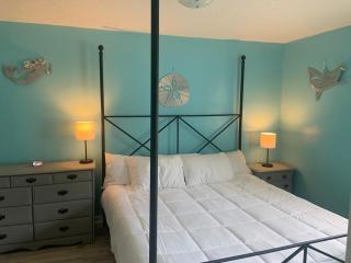 Cheerful two bedroom house 1.5 miles from beach. - 4