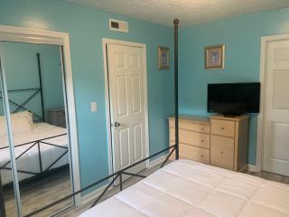 Cheerful two bedroom house 1.5 miles from beach. - 2