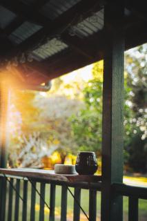 Hughes Hideaway - 2BR Cottage on 1 Acre w Air Con, King Beds - 8