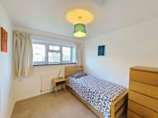 2 bedroom house with large garden and parking - 2