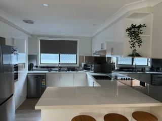 Renovated Coastal getaway with water views - 6