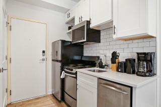 Cozy Studio Apt with In-Unit Laundry and Wi-Fi! - Montrose 111 - Chicago - 5