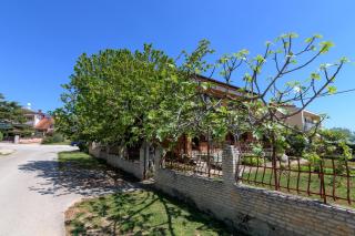 Apartments with a parking space Fazana - 7237 - 2