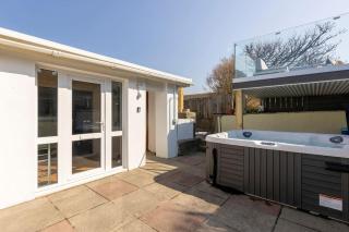 Luxury Family Beachside Home inc Hot Tub & Parking - Broad Haven - 1