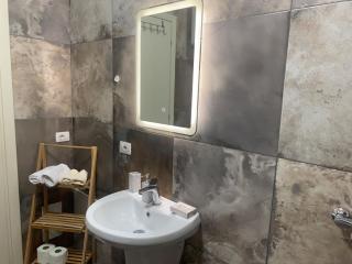 Modern cozy apt w/in 10 min walk from main square - Tirana - 4