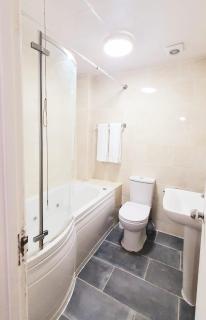 Comfy Apartment Near Shops & Station - Slough - 4
