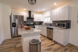 Pocono Lake Retreat - Relaxing 3bdm retreat w/ High Speed Wi-Fi, Work Space and Firepit - 8