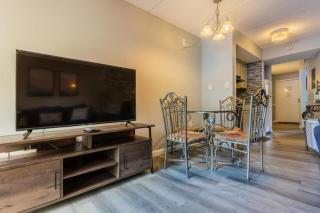 Family Bear Condos, Full King Suite, Kitchen, Pool Access Unit 103 - Gatlinburg - 1