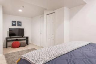 The Wrigleyville Garden 200 Steps to Wrigley-2BR - Chicago - 2