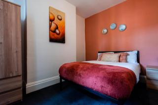 The Private Villa, Northampton Centre, 4 bedrooms, Sleeps 9 - Northampton - 3
