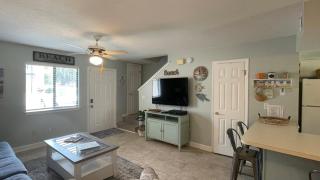 Desirable Pet Friendly Resort, 3 minute walk to the Beach, Beachside Pool & Restaurant Message for Snow Bird Rates - 5