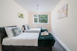 Redhill 2-Bedroom Apartment with Free Parking Near Station & Surrey Hills - 5