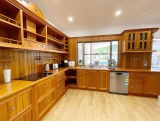Willow Garden Stays Cairns - Beachfront 4 Bedroom Luxury Holiday Home - 3