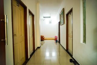 Hoki Homestay Mitra RedDoorz near Rumah Sakit Dr Soetomo Surabaya - Karangmendjangan - 6