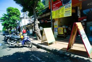 Hoki Homestay Mitra RedDoorz near Rumah Sakit Dr Soetomo Surabaya - Karangmendjangan - 5