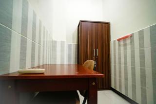 Hoki Homestay Mitra RedDoorz near Rumah Sakit Dr Soetomo Surabaya - Karangmendjangan - 3