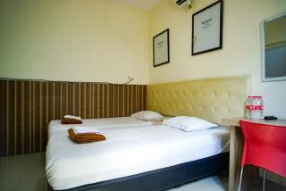 Hoki Homestay Mitra RedDoorz near Rumah Sakit Dr Soetomo Surabaya - Karangmendjangan - 2