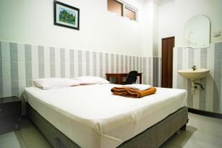 Hoki Homestay Mitra RedDoorz near Rumah Sakit Dr Soetomo Surabaya - Karangmendjangan - 9