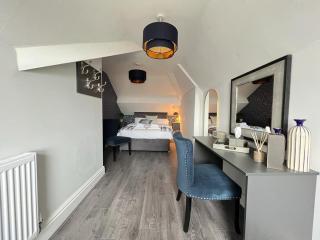 Room 4 (8 Holland Street) - 8