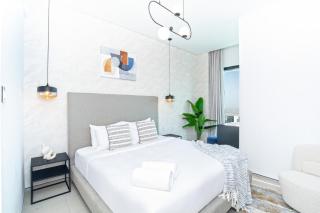 bnbme - Luxury 1BR Marina View Apt w Balcony Pool Gym Access Near JBR Beach & Walk - Dubai - 7