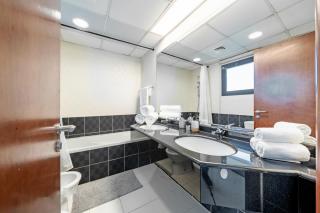 Spacious 3BR with 180˚ Dubai Marina Views - 7