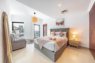 Spacious 3BR with 180˚ Dubai Marina Views - 4