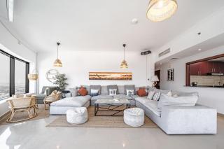 Spacious 3BR with 180˚ Dubai Marina Views - 1