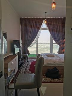 Heaven Escape surrounded by stunning golf view High floor -Netflix-GYM-pool -perfect vacations - Dubai - 9