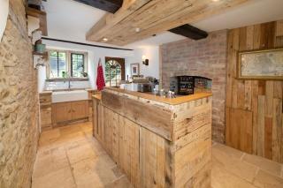 Village Centre Traditional Farm Manor House w Hot Tub - Cheltenham - 3