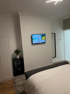 Comfortably furnished 2 bedroom home in Bolton - 8