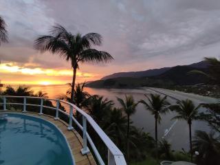 Conforto, Vista linda e Pé na Areia, Serviço de Praia Incluso - São Sebastião - 7
