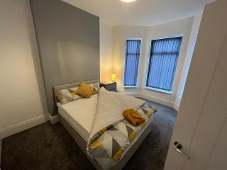 AMAZING 8 person 4 bedroom and 2 bathroom MEGA house! - Hull - 1