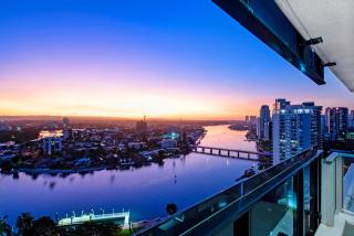 Circle on Cavill - 2 Bedroom Ocean View Units - Gold Coast - 9