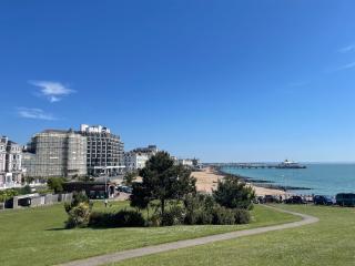 Spacious 2-Bed Apartment with free parking - Eastbourne - 0