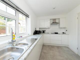Pass the Keys Reading Luxurious Spacious Villa with Conservatory - 5