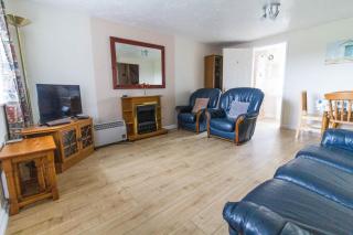 Seaside Holiday Cottage By The Beach In Beautiful Hemsby, Norfolk Ref 99006J - Hemsby - 2