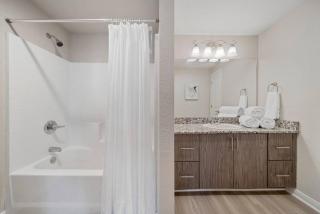 Downtown Luxury Apartment with King Bed - Waco - 5