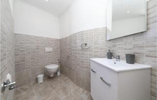 Stunning Apartment In Kastel Luksic - Kaštela - 4
