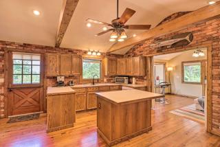 Norfork Lake Getaway Deck, 6 Mi to Main St! - Mountain Home - 2