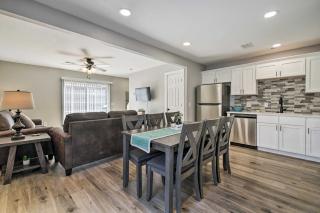 Chic Townhome about 6 Mi to Talking Rocks Cavern! - Kimberling City - 3