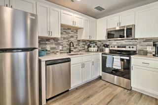 Chic Townhome about 6 Mi to Talking Rocks Cavern! - Kimberling City - 1