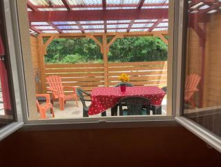 Appartement indépendant, terrasse couverte, rouge - 8