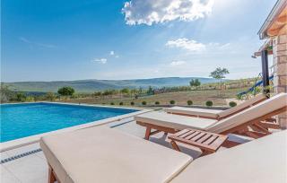 Awesome Home In Ruzic With Jacuzzi - Ružić - 8