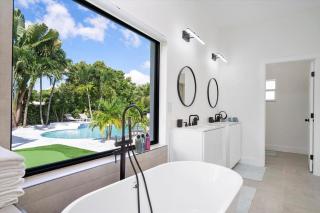 VillaLee-Jungle Palm Island white marble pool Area - Miami - 8