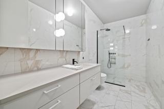 Vibrant Hafnatorg I Spacious Property with Expansive Garage - Reykjavik - 6