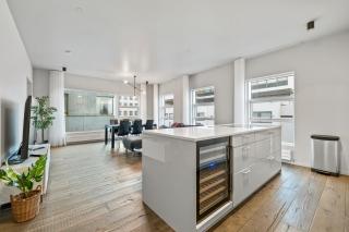 Vibrant Hafnatorg I Spacious Property with Expansive Garage - Reykjavik - 9